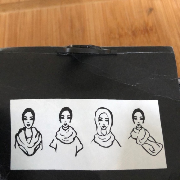 Modena Navy Gray Infinity Scarf! NWT - Picture 3 of 3